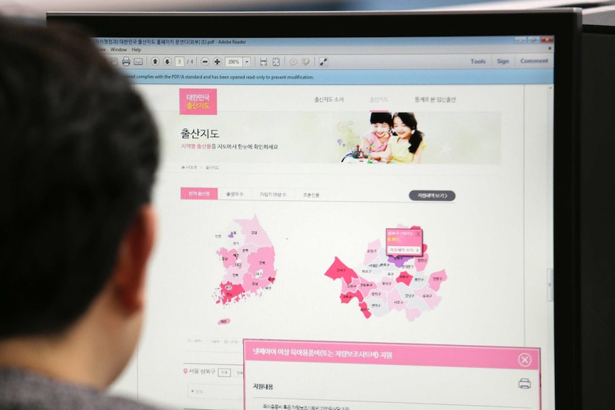 A website shows a map of the number of women of childbearing age in South Korea.