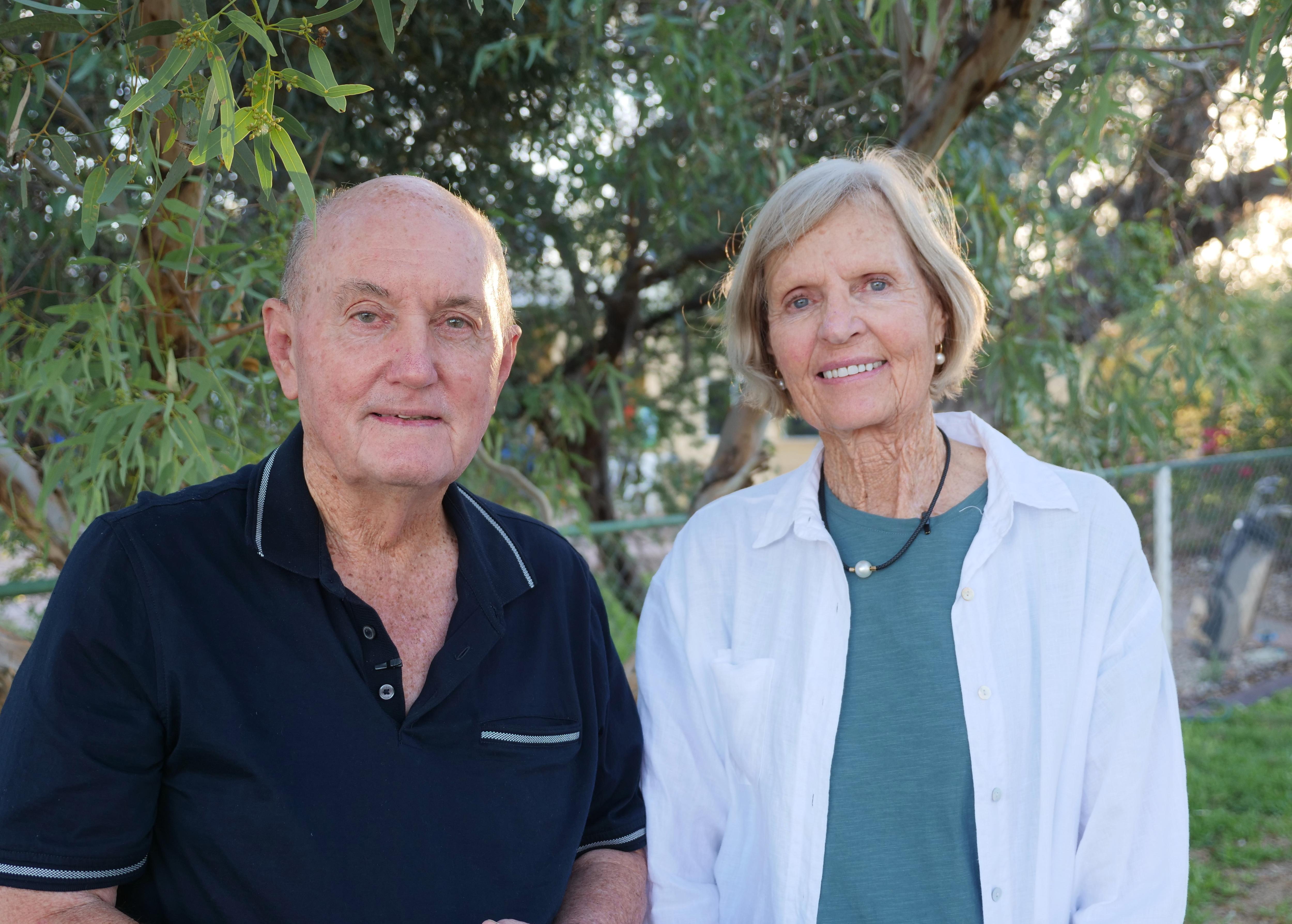 David e Nell Brook parados em frente a uma árvore de eucalipto, sorrindo. 