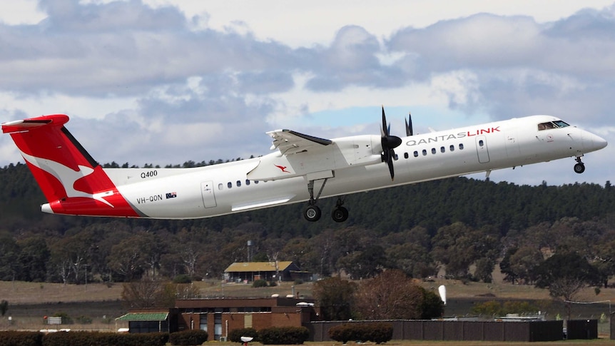Flight attendant flew regional Queensland routes while infectious with Delta variant of COVID-19