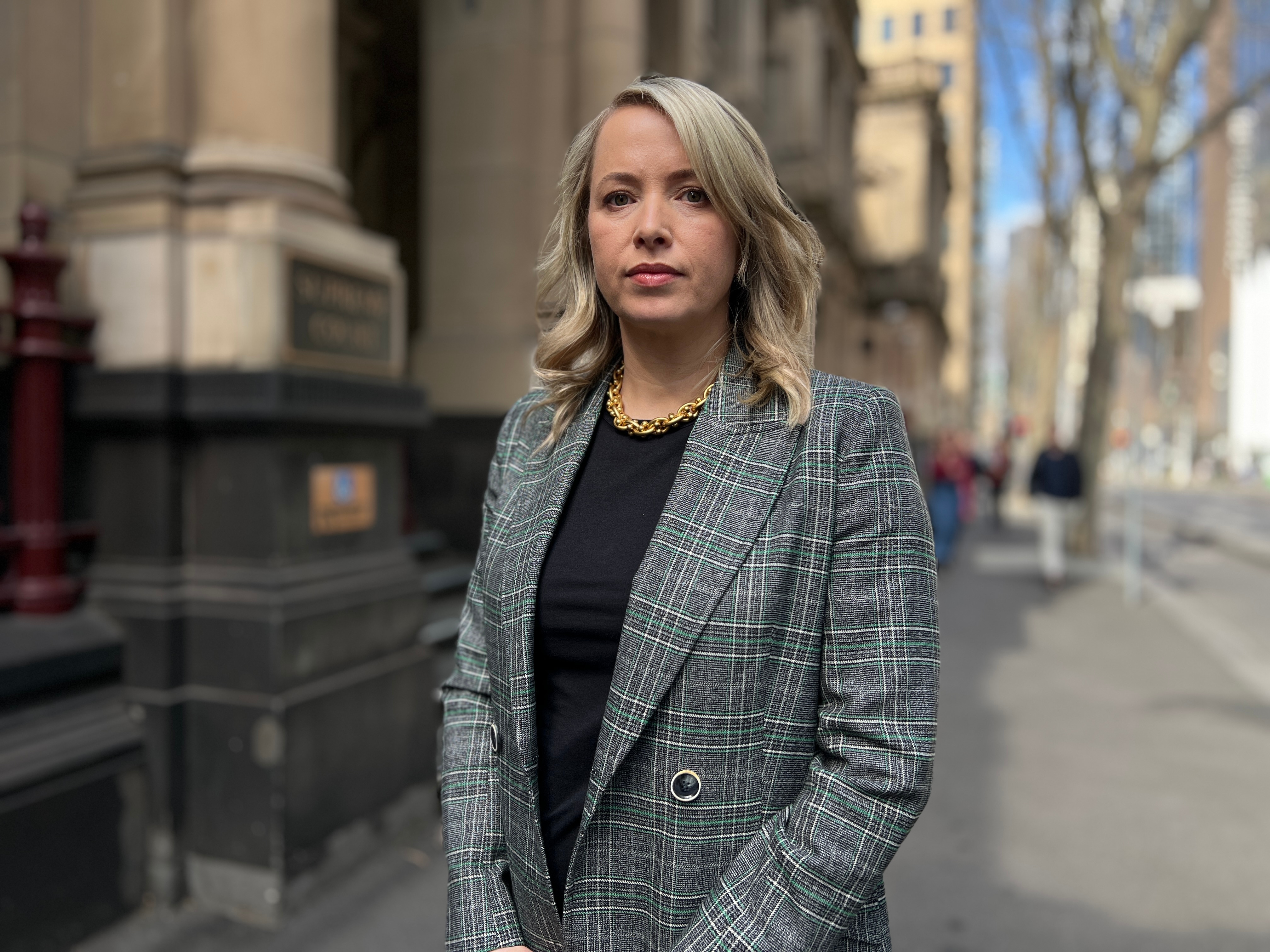 Uma mulher em frente ao Supremo Tribunal vitoriano