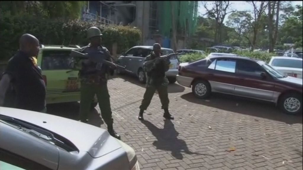 Nairobi shooting: Kenya police in stand-off with terrorists after 39 ...