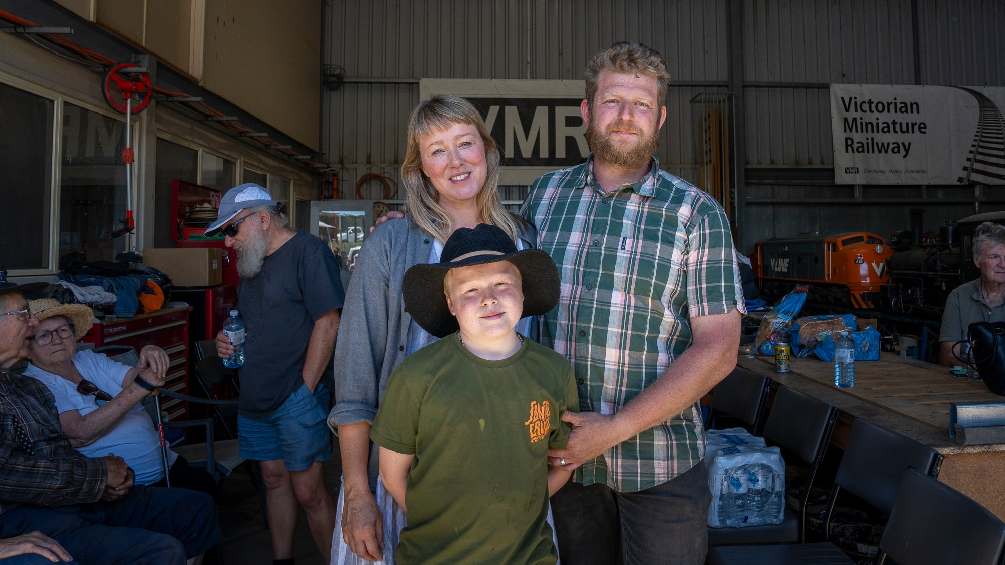 Una familia posa para una foto en un refugio de animales.