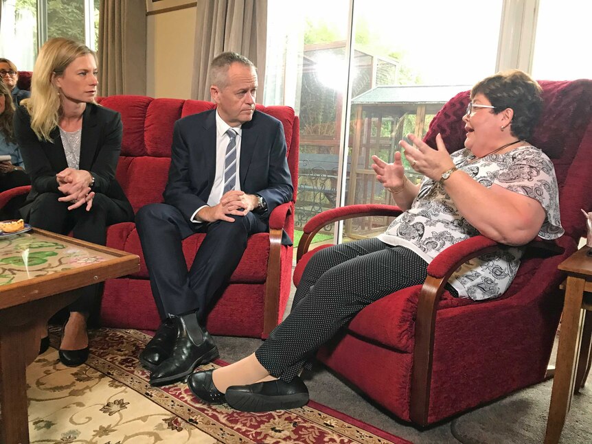 Tasmanian Labor leader Rebecca White (l) and federal leader Bill Shorten listen to cancer patient Vicki Purnell