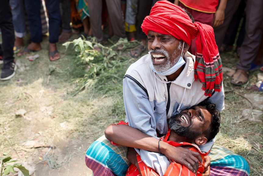 Familiares lloran la muerte de una persona en la colisión de un ferry en Bangladesh