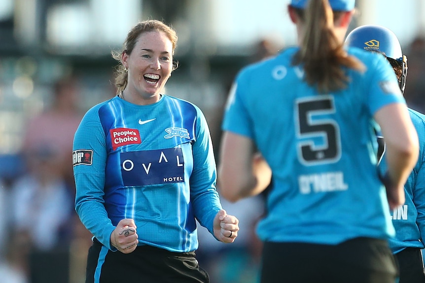 Amanda-Jade Wellington d'Adelaide Strikers célèbre un guichet lors du match WBBL