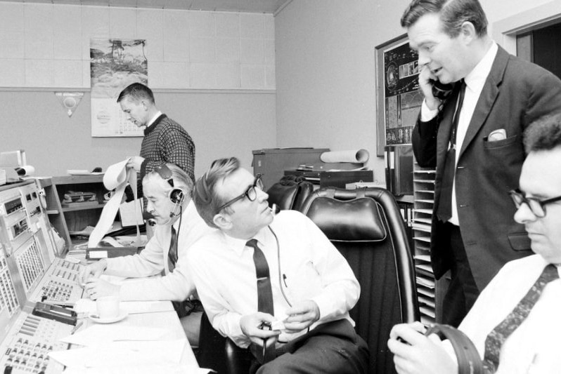 Honeysuckle Creek Tracking Station director Thomas Reid (sitting) and deputy director Mike Dinn, 1969.