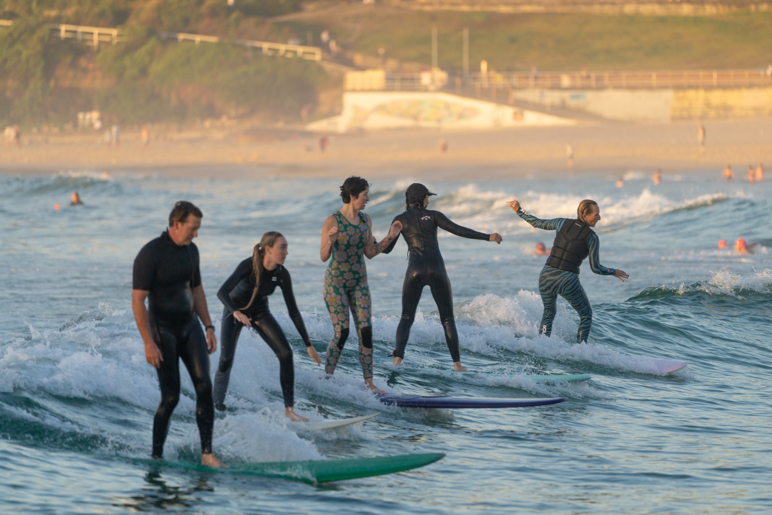 Cinco personas surfeando en Bondi