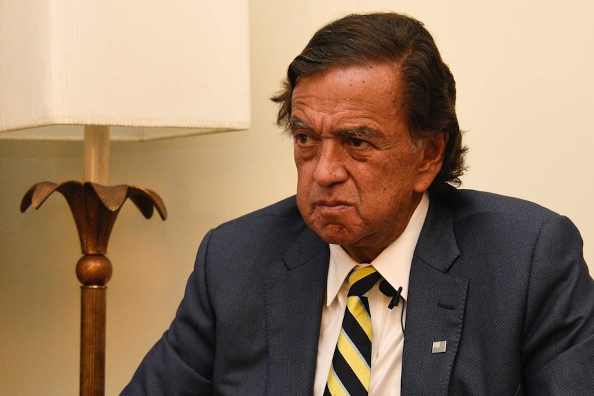 Bill Richardson rozmawia z dziennikarzami po rezygnacji z członkostwa w Komitecie Doradczym Rohingya