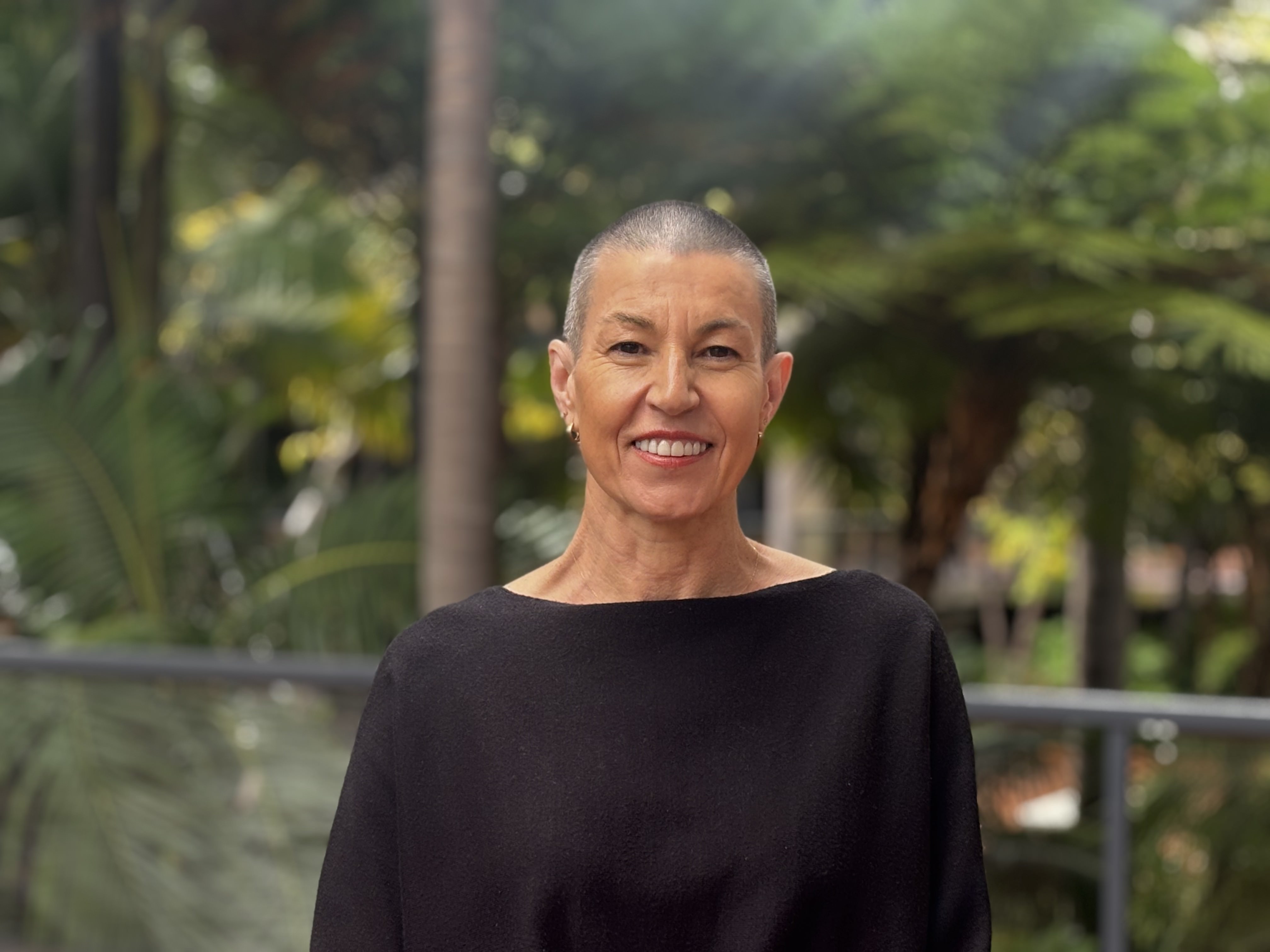 Uma mulher com cabelo muito curto e uma blusa preta