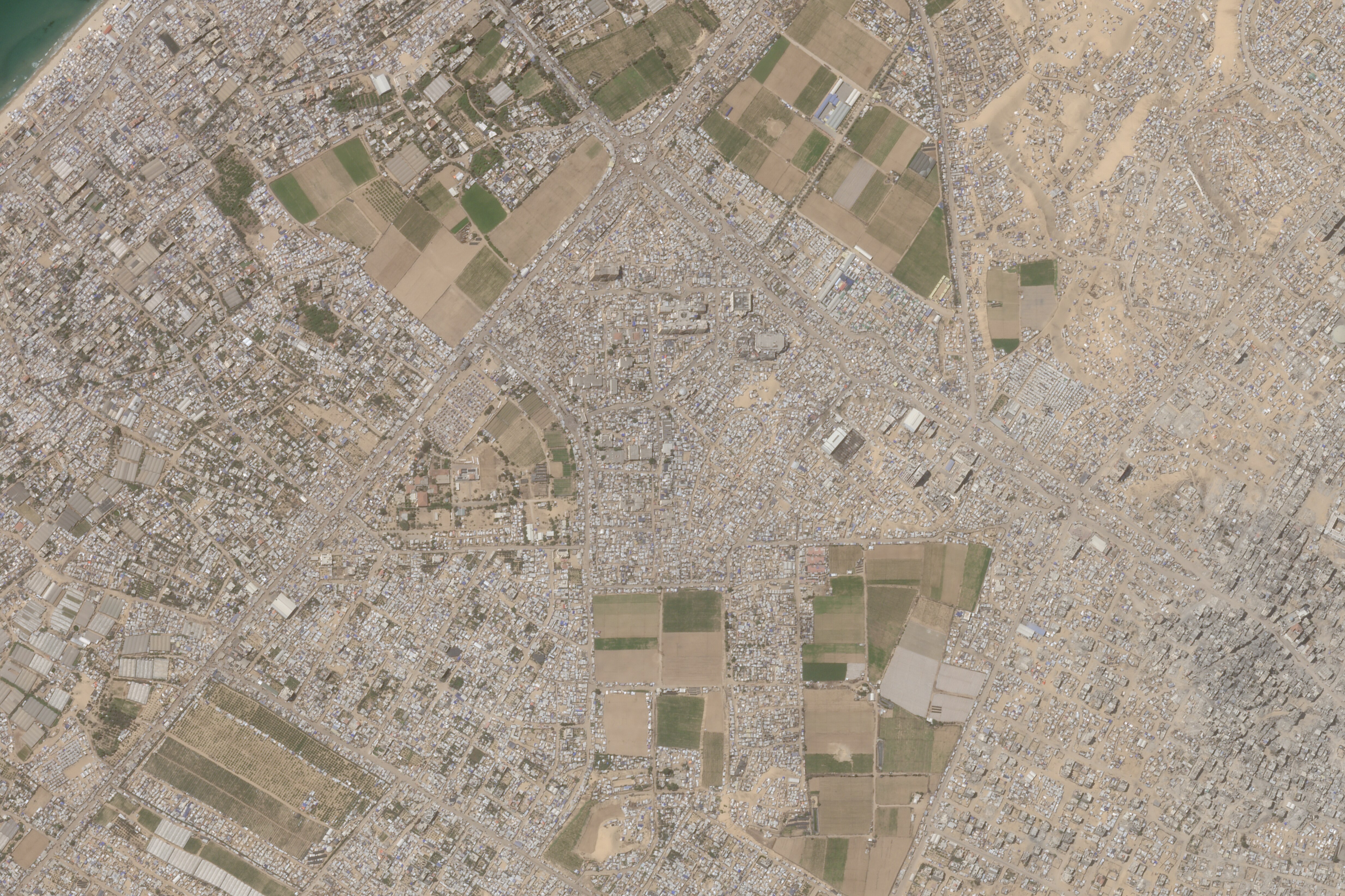 Tents fill the available space around Al-Aqsa University in 2025.