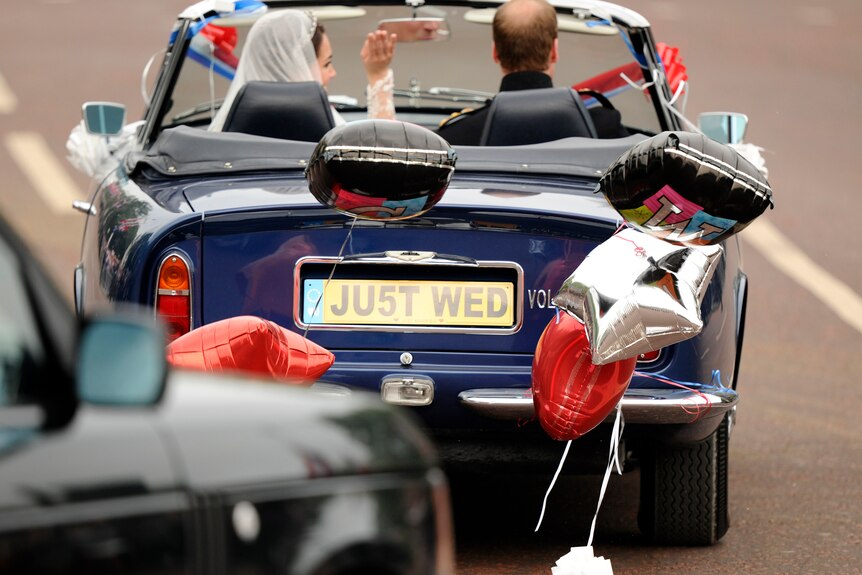 The back of Prince William and Kate's wedding car with "ju5t wed" as a number plate