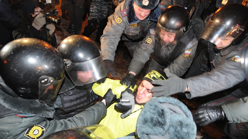 Russian police detain anti-Putin protester