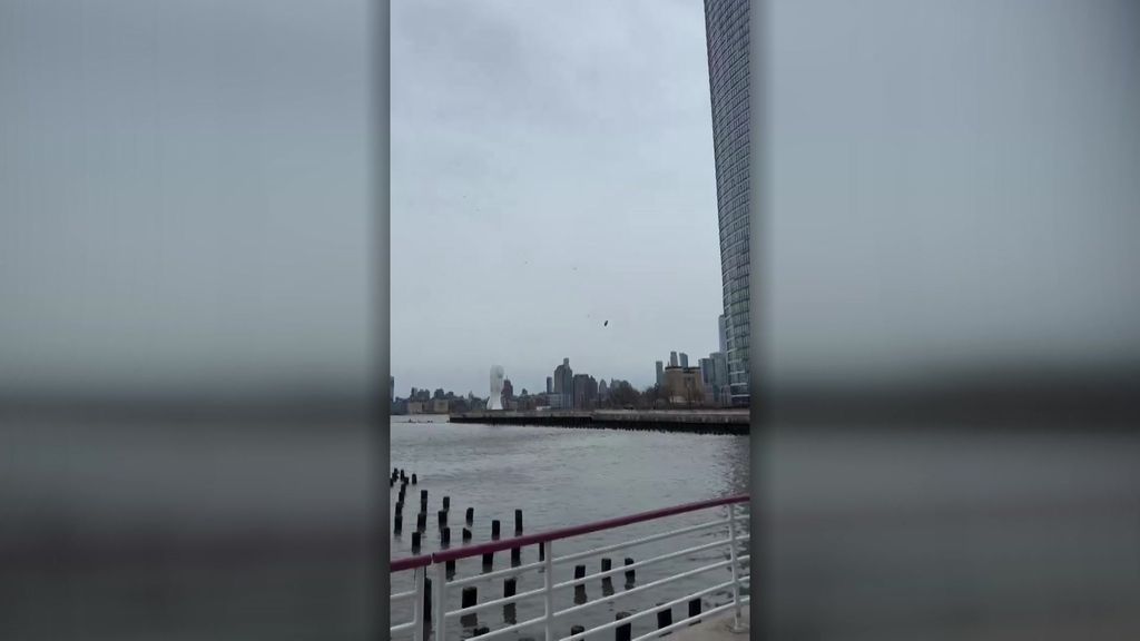 Helicopter crashes into Hudson River in New York - ABC News