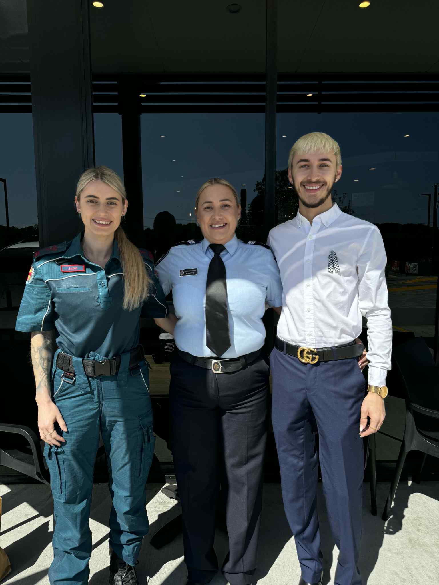 Kate Dwyer se encuentra entre sus dos hijos adultos y viste su uniforme de policía. 