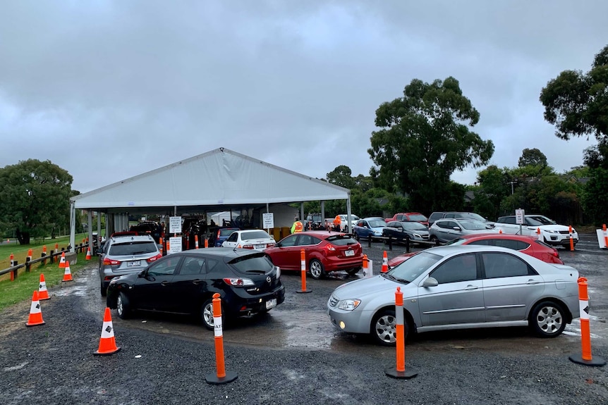 A picture of cars lined up at a COVID testing site.