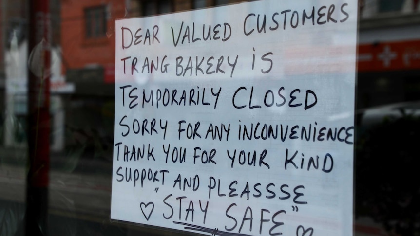 A sign on the window of Trang bakery saying that it is temporarily closed.