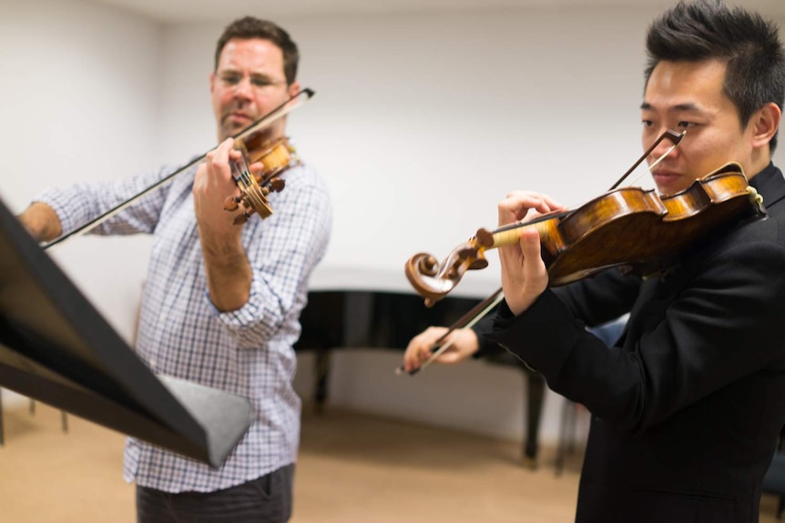 Andrew Haveron student Shi Zhenyu joins Andrew Haveron for a violin masterclass