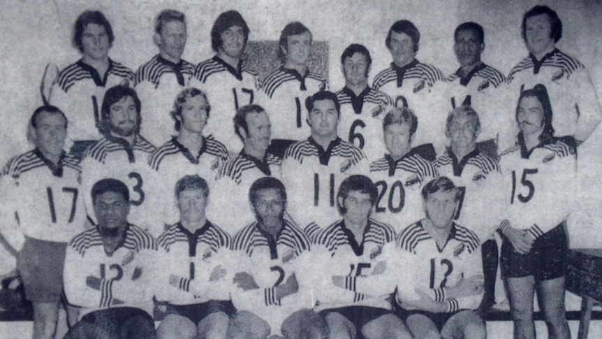 A black-and-white image of a rugby league team.