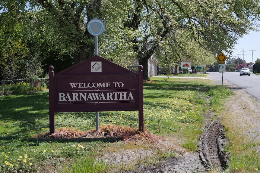 welcome to barnawartha sign next to road