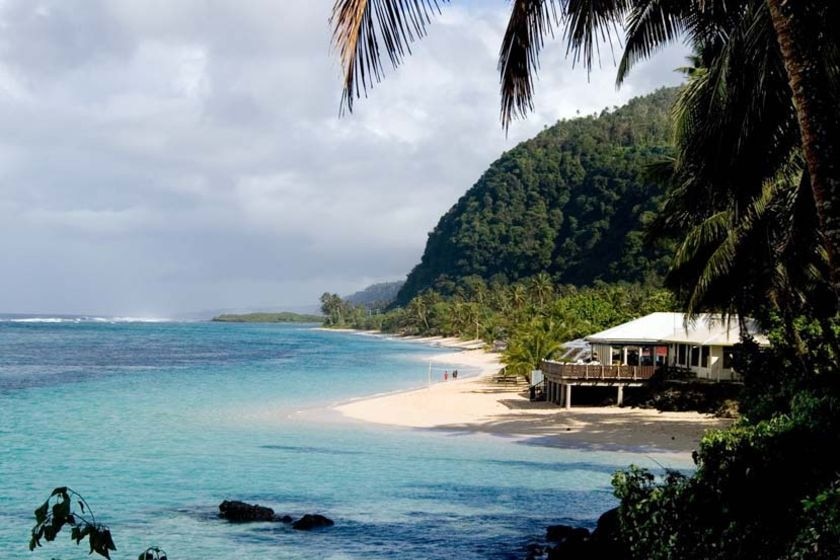 Vue d'une île isolée des Samoa.