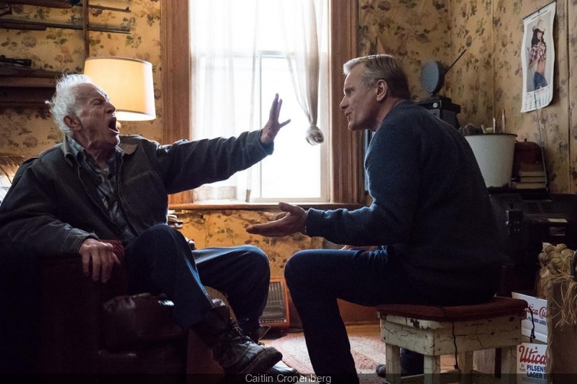 电影《坠楼》中的一个场景，一个中年男人在客厅里和一个老人吵架。