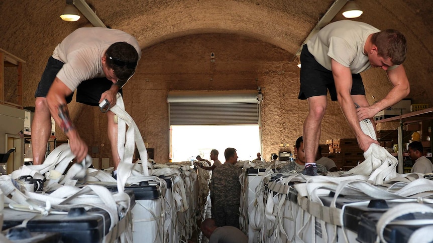US soldiers prepare aid drop in Iraq