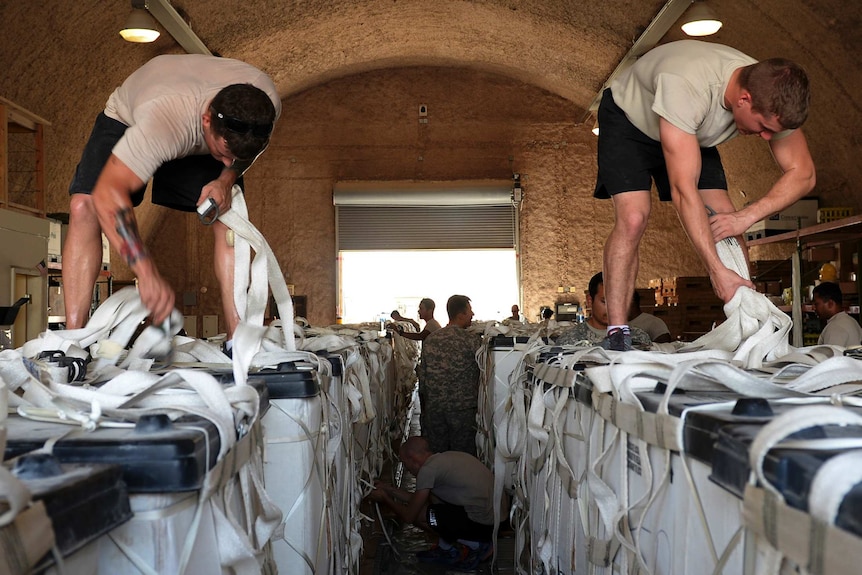 US soldiers prepare aid drop in Iraq