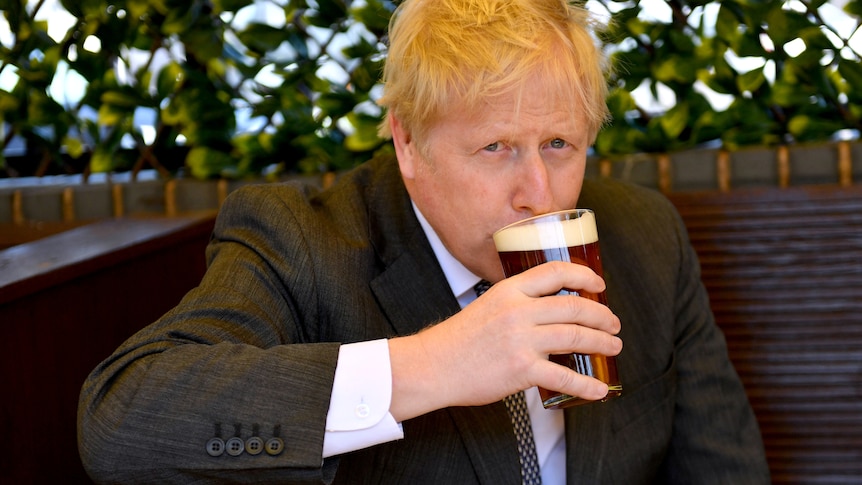 Le patron du commerce de détail britannique condamne le retour proposé de Boris Johnson aux mesures impériales