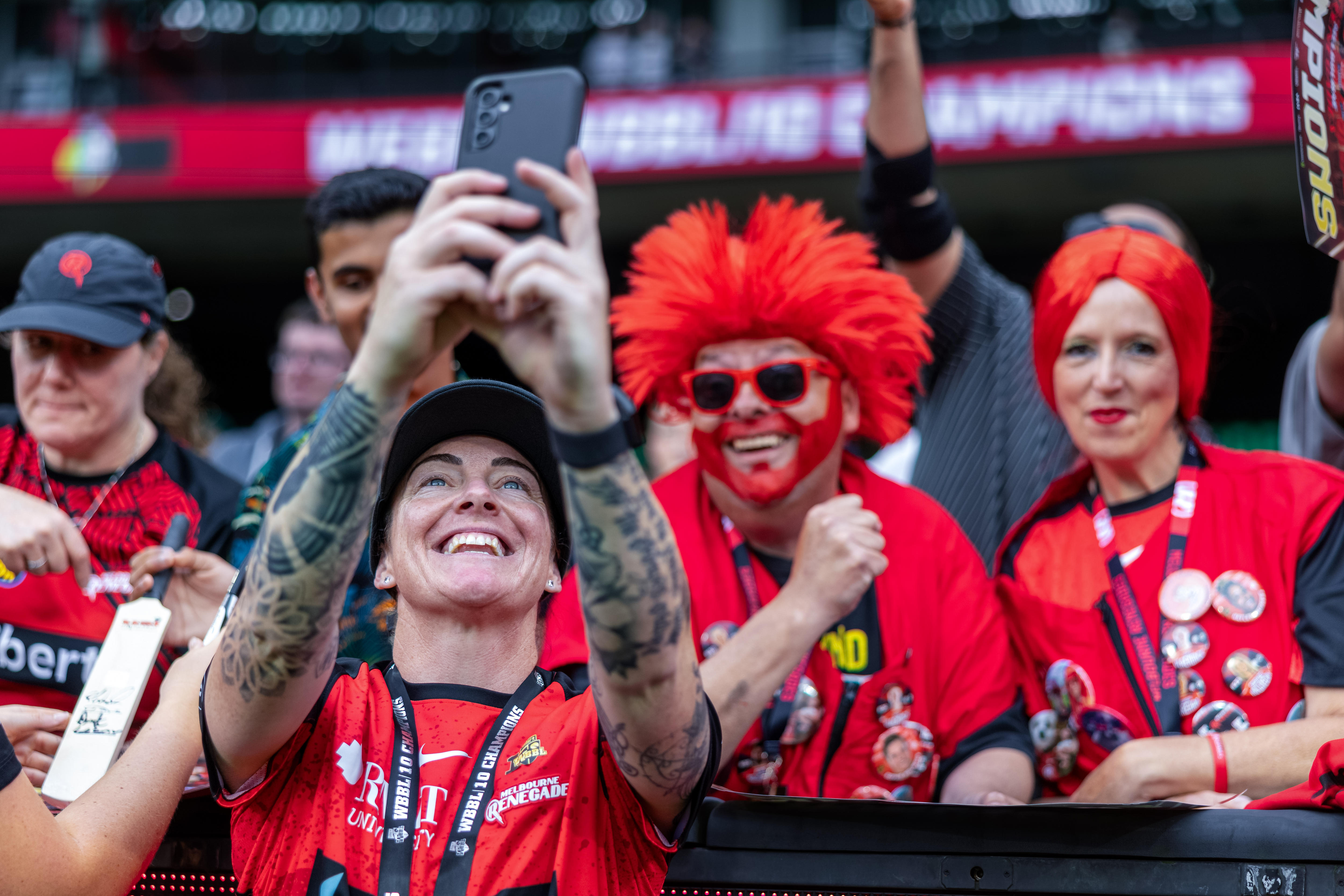Sarah Coyte tira uma foto com os fãs do Melbourne Renegades após a grande final de 2024 da WBBL.