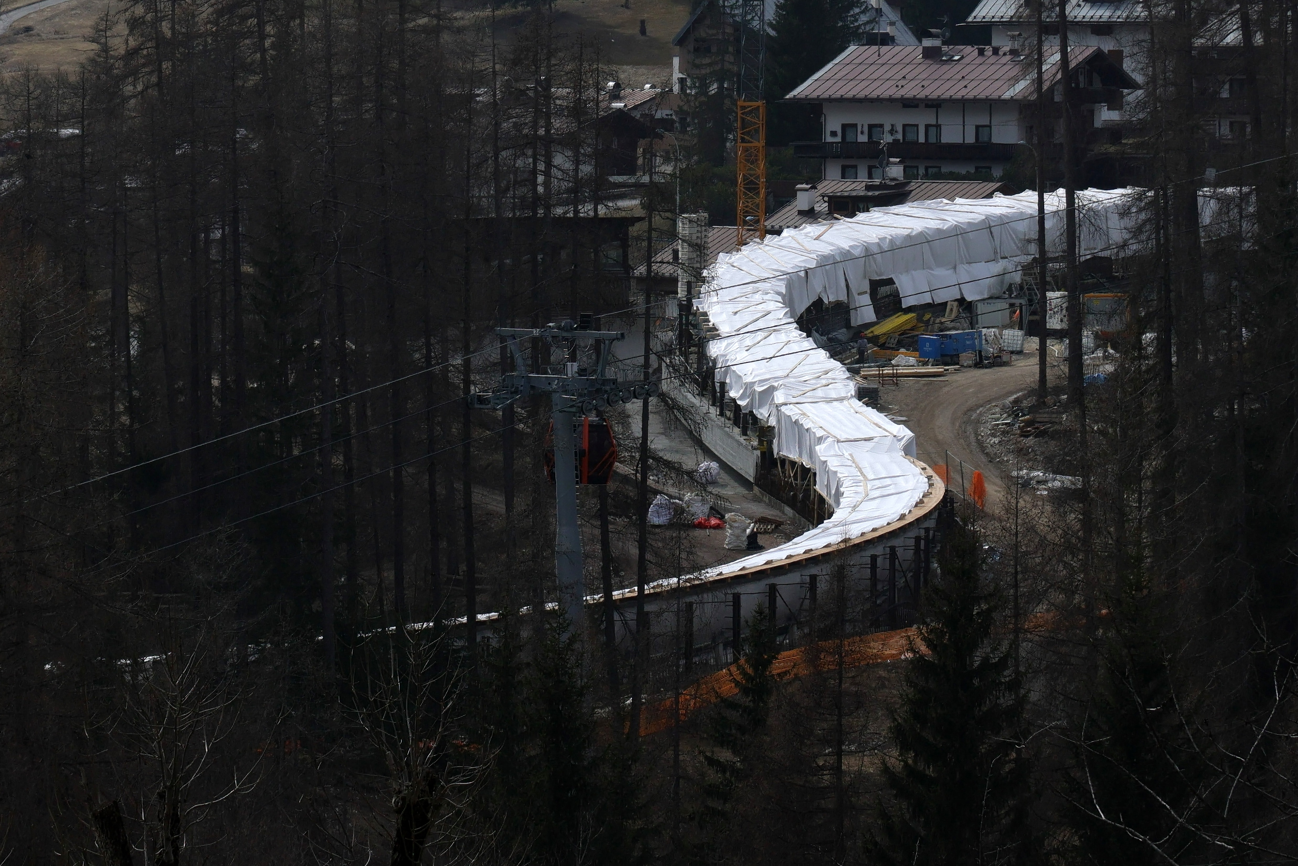 Uma pista de bobsled é coberta por uma lona.