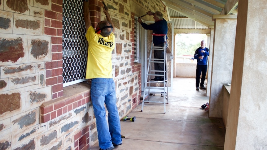 People renovate the Aboriginal Sobriety Group's house at Monarto