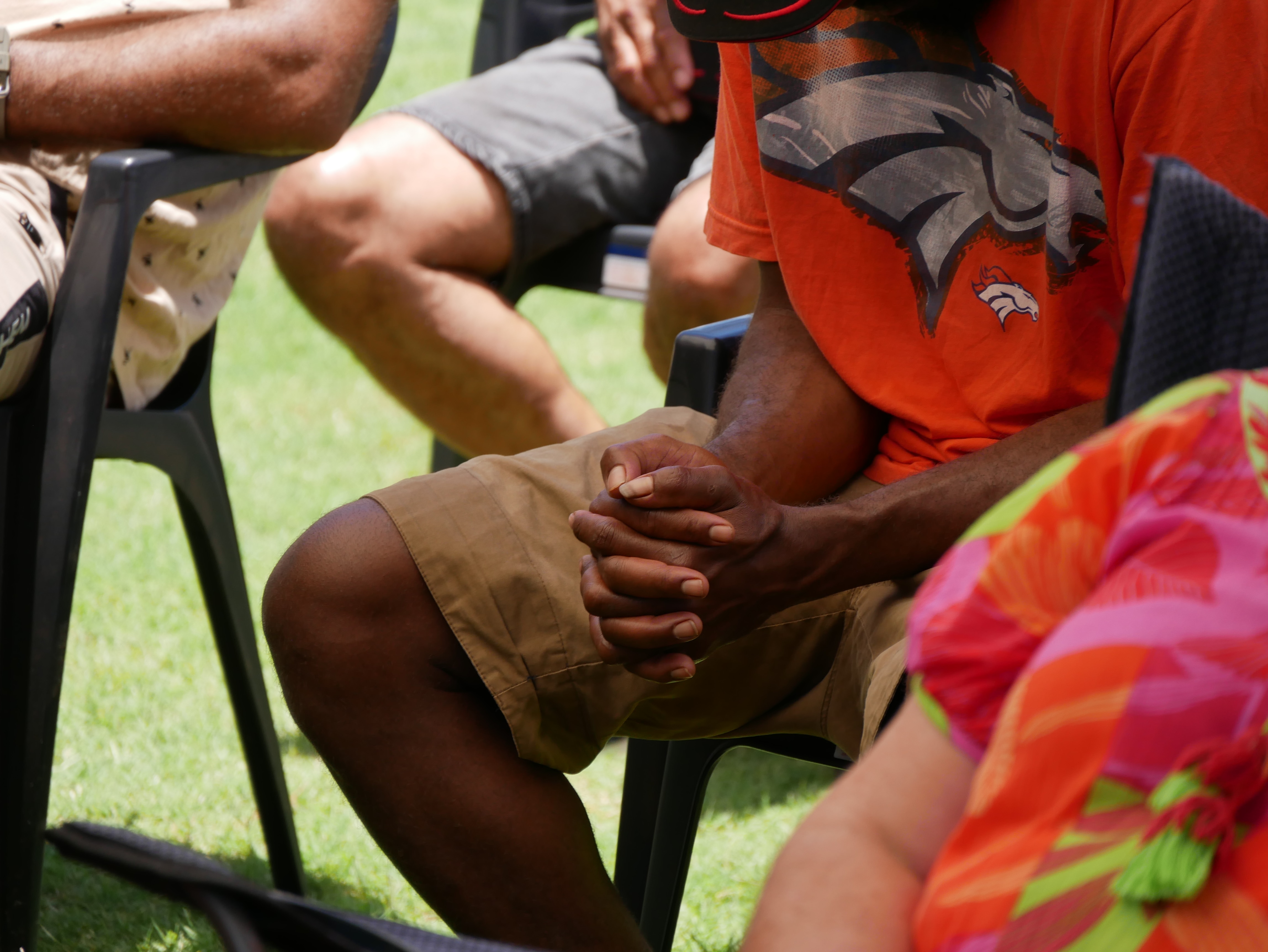 Un par de manos juntas con los dedos entrelazados.