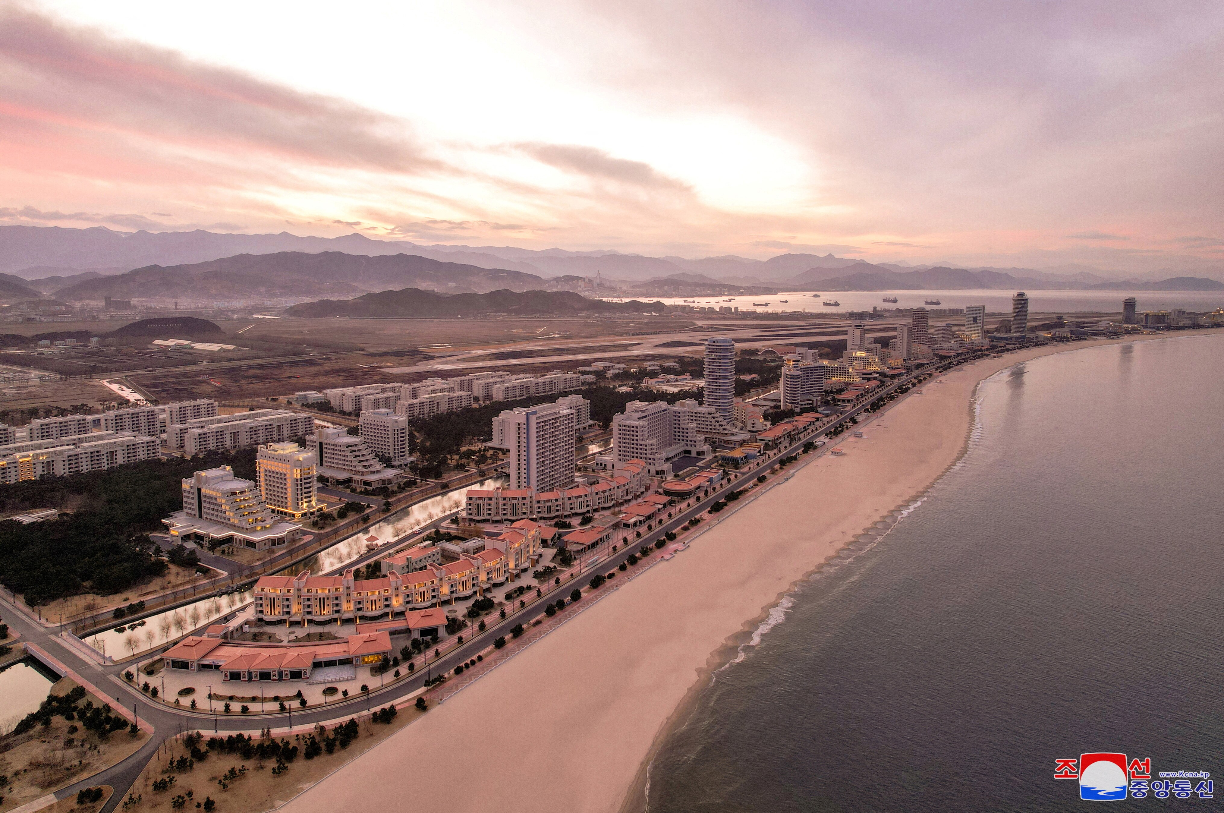 Vista del horizonte de la zona turística costera de Kalma recientemente construida en Wonsan, Corea del Norte.
