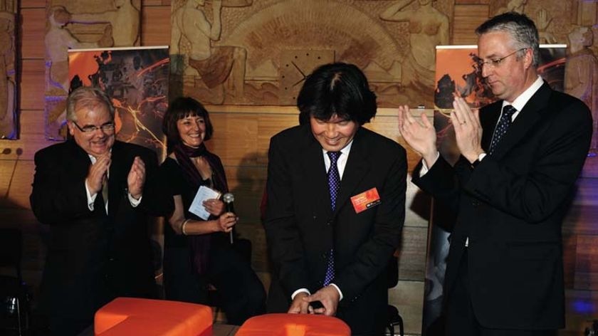 Hahn Tran, the CEO of Radio Australia cuts the cake.