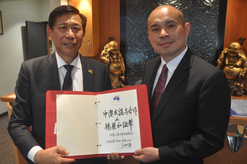 Chinese Chamber of Commerce Northern Territory president Alan Jape with Wang Xining, deputy head of China's mission in Australia