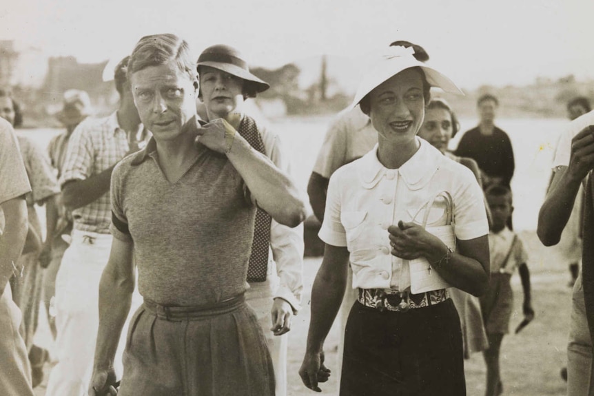 A black and white image of the Duke of Windsor in golfing clothes and Wallis Simpson in a white sunhat 