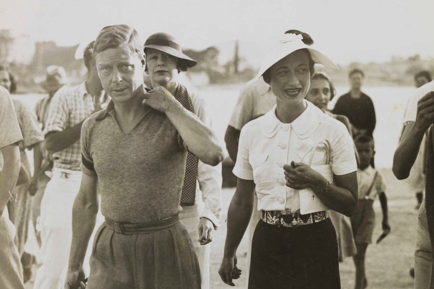 A black and white image of the Duke of Windsor in golfing clothes and Wallis Simpson in a white sunhat 