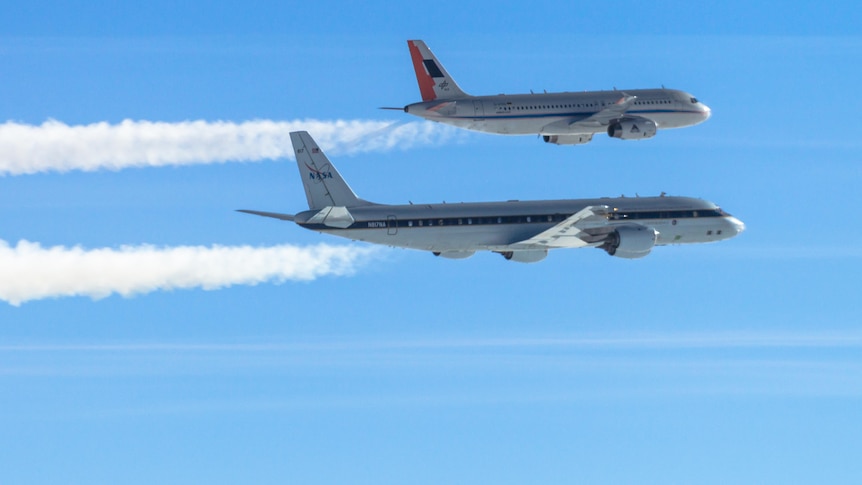 Two planes with contrails