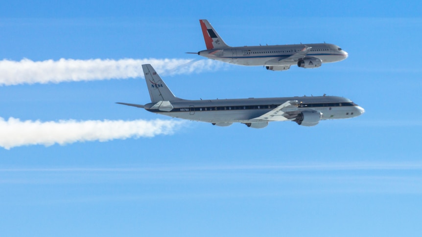 Zwei Flugzeuge mit Kondensstreifen