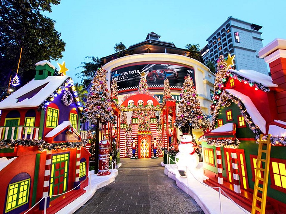 Singapore's Tanglin Mall displays Christmas decorations for 2015.