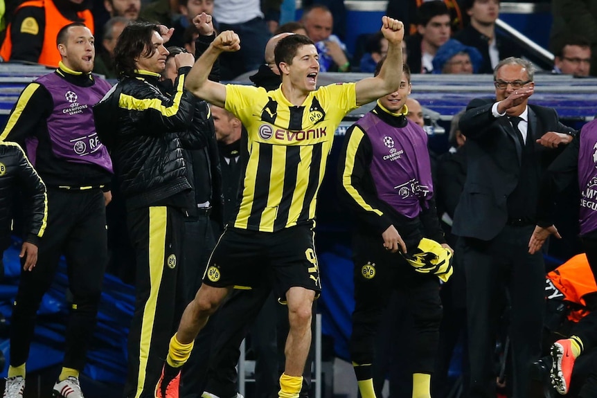 Lewandowski celebrates Dortmund's aggregate win
