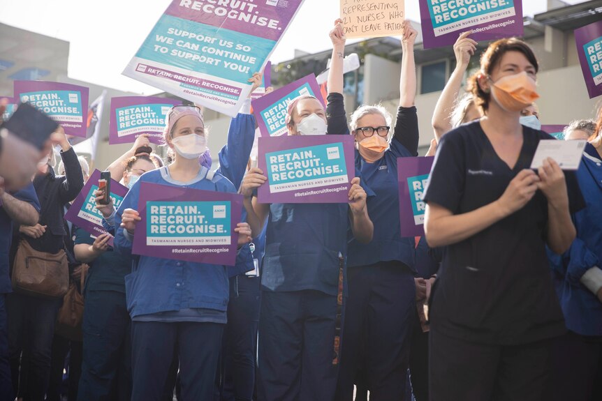 Des infirmières brandissent des pancartes et manifestent à Hobart.