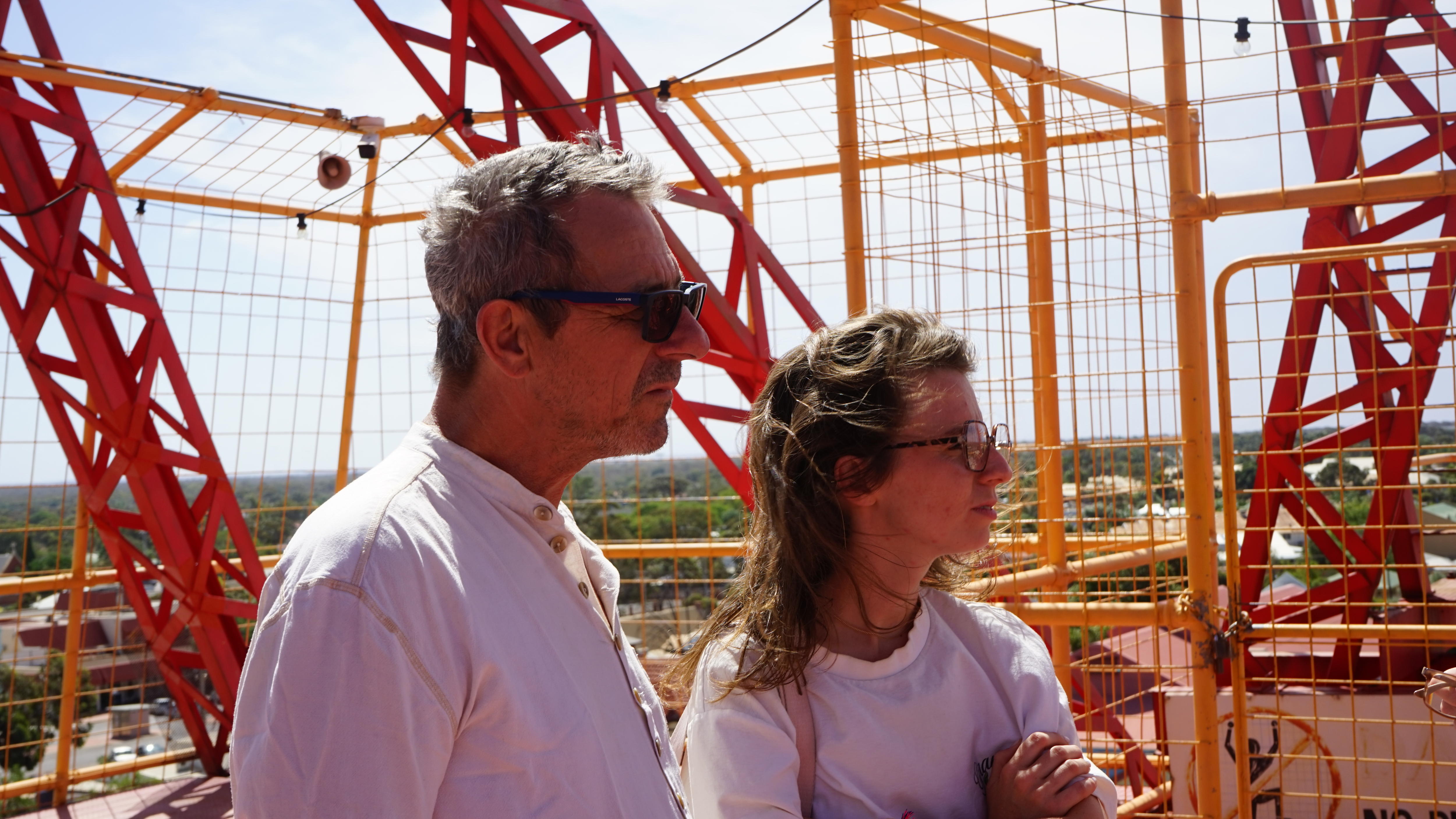 Bruno e Valentine admiram a vista do casco do museu Kalgoorlie. 