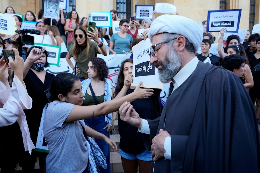 رجل دين مسلم شيعي ينضم إلى النساء في الاحتجاج.