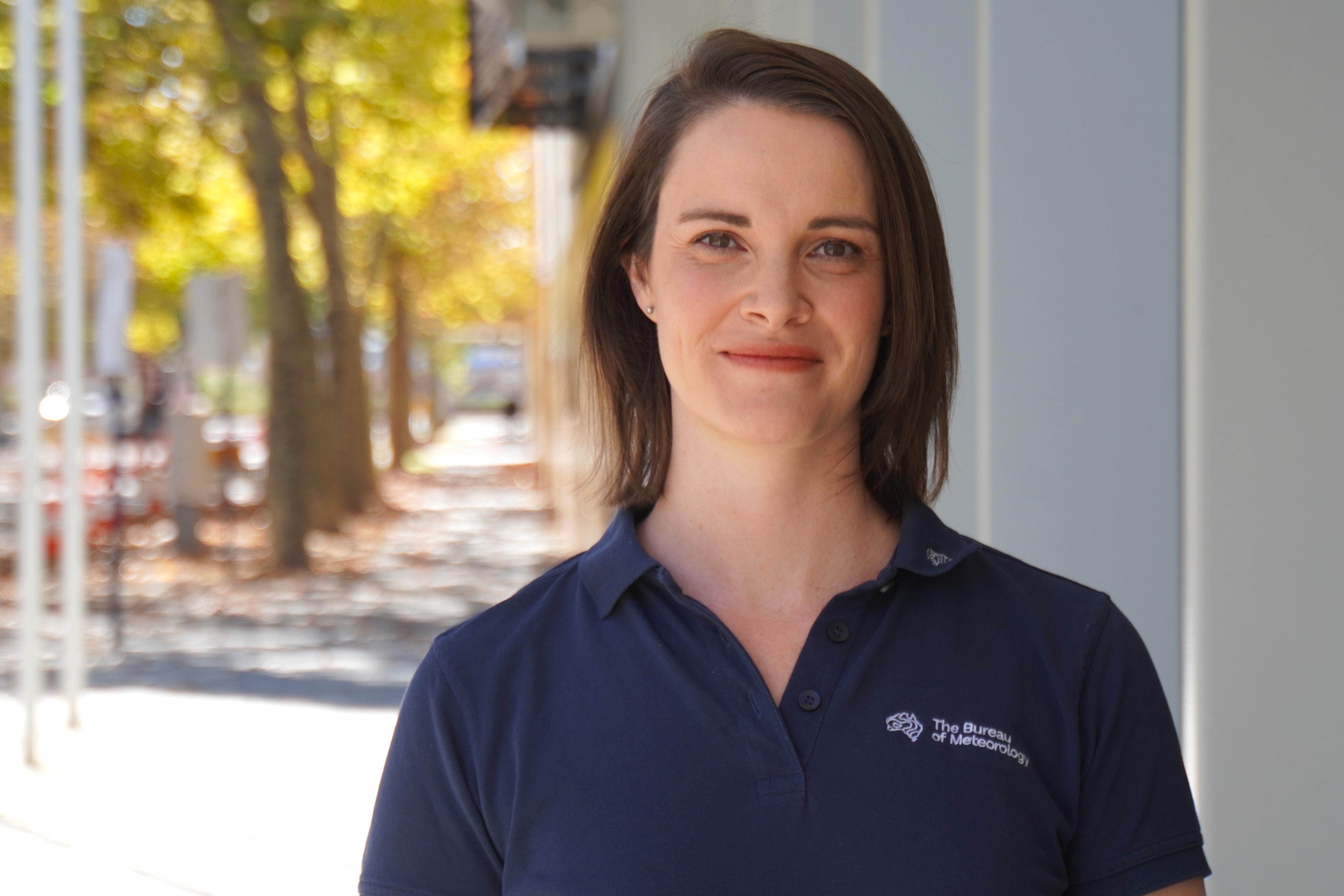Una mujer llamada Jessica Lingard se encuentra frente a un edificio, sonriendo.