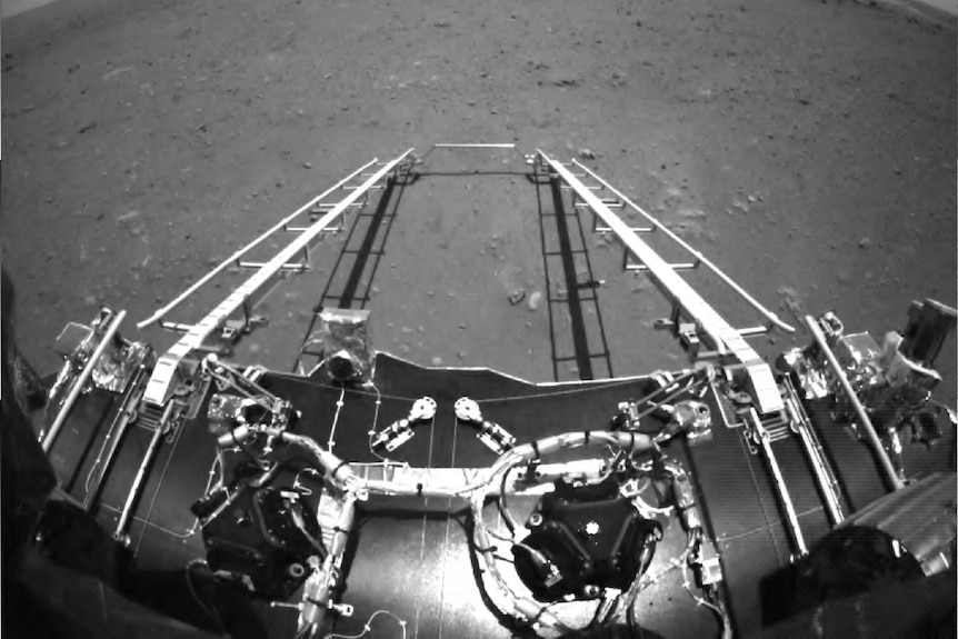第一幅照片来自安装在火星探测器前部的避障相机。