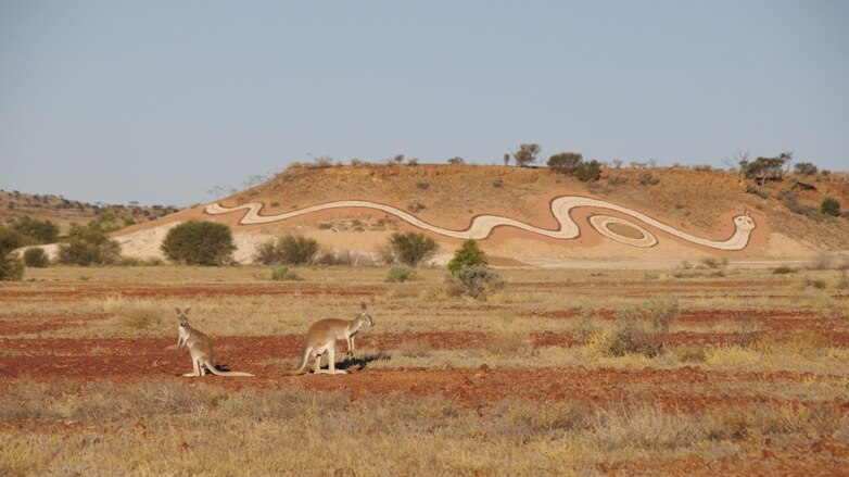 Indigenous artwork of a dreamtime serpent on a hill at Betoota, south-west of Longreach.