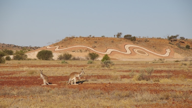 Indigenous artwork of a dreamtime serpent on a hill at Betoota, south-west of Longreach.