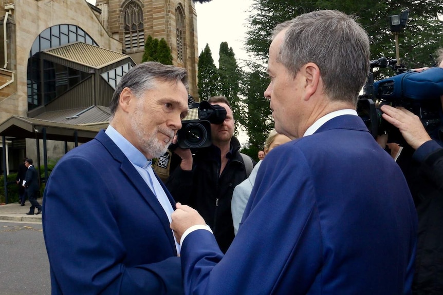 Ian Powell confronts Bill Shorten