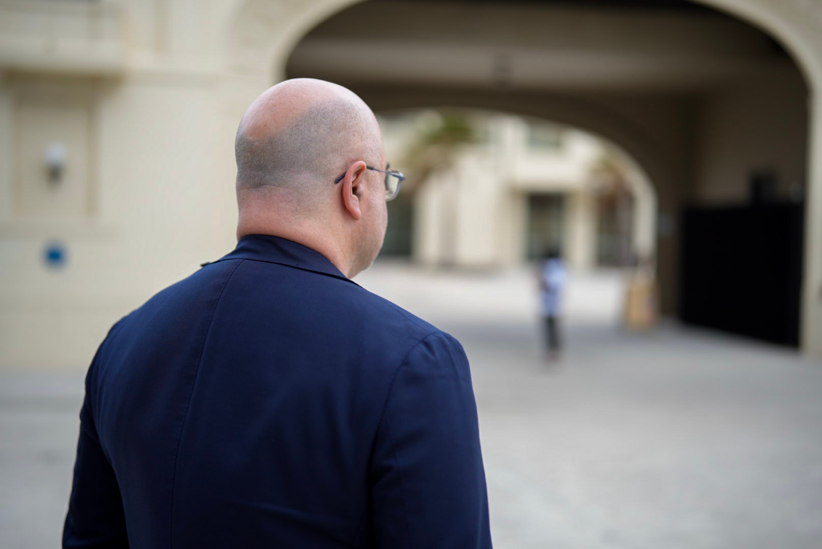 Espalda de un hombre con una chaqueta